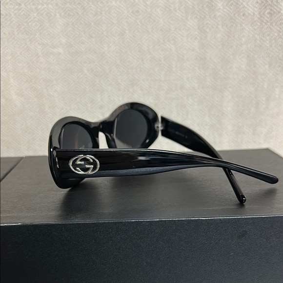 Authentic Gucci GG0061S Oval Black Sunglasses – Trending Y2K/Vintage 90s - Picture 4 of 5
